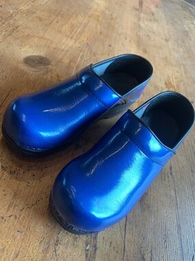 Sanita Women Shiny Royal Blue Slip-On Clogs